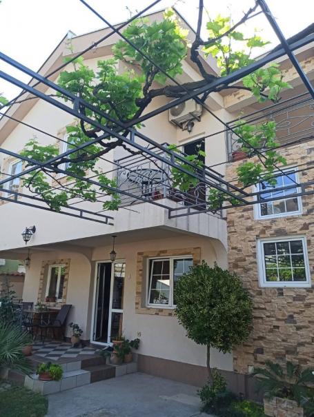 A house by the sea in Bar, Ilino district, is ideal for living and income. 