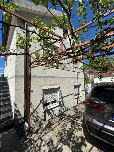 Inexpensive two-storey house with sea view in Sutomore