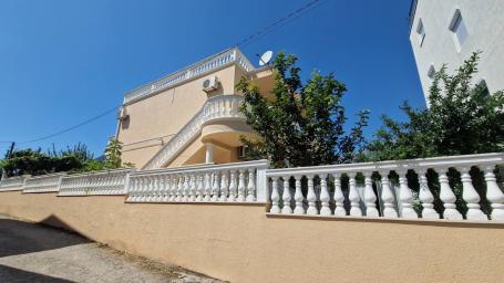 Two-storey villa with two apartments in Sutomore on the flat part
