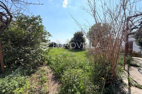 Rijeka, Kantrida, kuća od 54 m² s pogledom na more i prostranom okućnicom od 813 m²