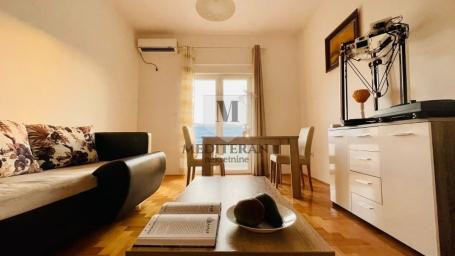 Herceg Novi-Topla 2, jednosoban stan površine 44m2 sa pogledom na more. 