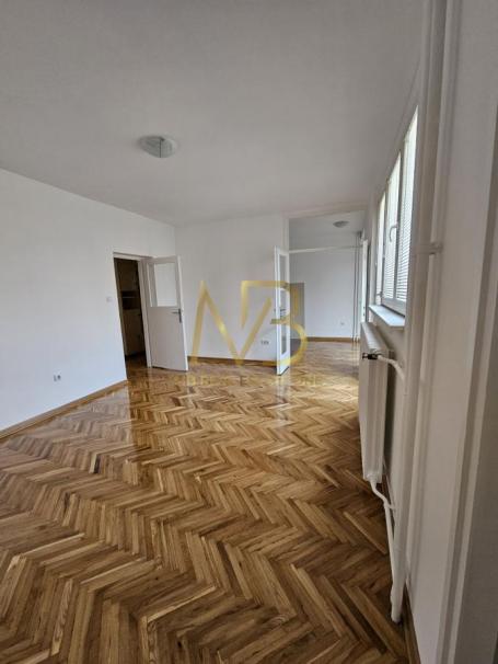 Uknjižen, Renoviran stan,  Adaptibilan u 2.5. 