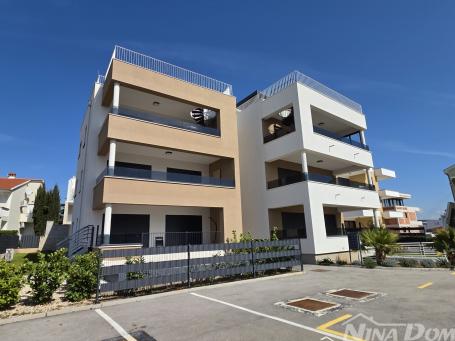 Luksuzni dvosoban apartman sa vrtom 50m od plaže – Sukošan, novogradnja-284m2