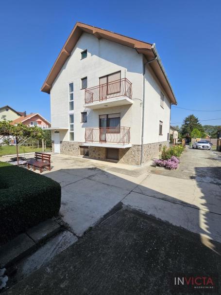 Porodična kuća sa tri stambene jedinice i posl. objektom