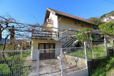 Herceg Novi – Drenovik, porodična kuća površine 140m2 na placu od 435m2. 