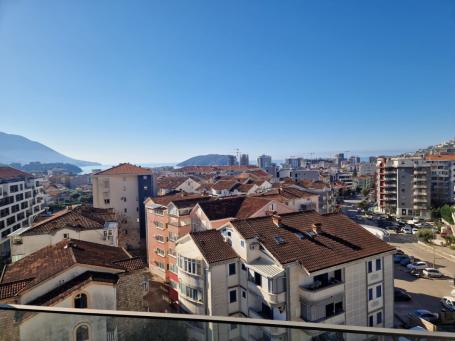Moderan jednosoban stan pored Mega Mall-a, delimični pogled na more, Budva