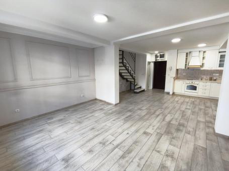Duplex poslovi prostor sa garažom - Dom Zdravlja