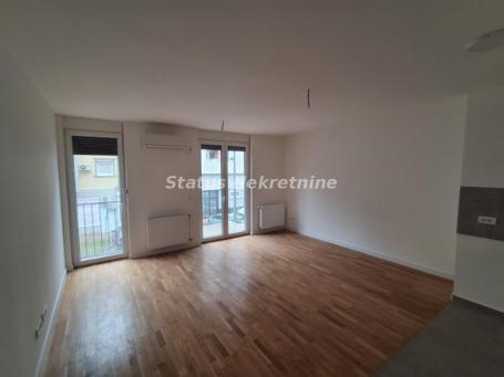 Podbara-Useljiv Trosoban stan 64 m2 na 8 minuta peške do Centra grada-065/385 8880
