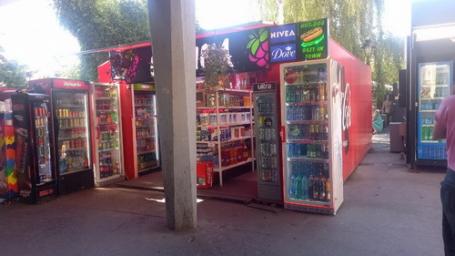 Izdaje se 25 kvadrata kiosk lokal centar Zemuna kod robne kuće