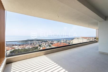 Makarska, prostran trosoban stan s privatnim bazenom i panoramskim pogledom na more