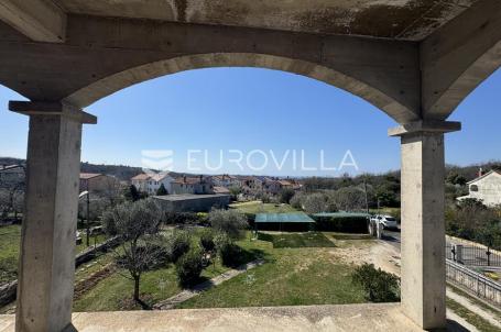 Istra, Rovinjsko selo, dva stana u roh bau fazi i okućnica 591 m²