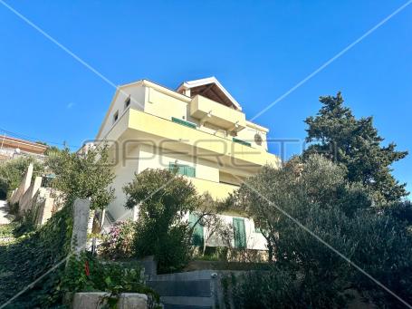 Kuća na 80 m od mora sa 6 stanova, Tisno, 350 m2