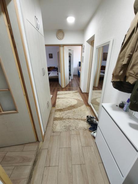 Renoviran, trosoban stan, odmah useljiv, 72 m2