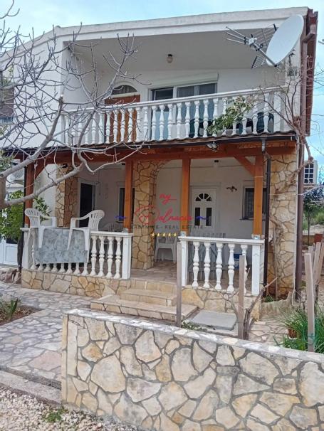 Vir, južna strana kuća 2 apartmana sa garažom blizu mora
