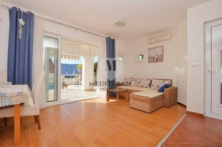 Jednosoban stan površine 43m² sa dodatnih 12m² natkrivene dvorišne terase. 