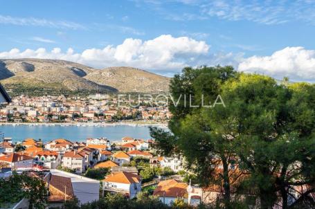 Trogir, Čiovo, građevinsko zemljište s pogledom na more, 350 m od plaže