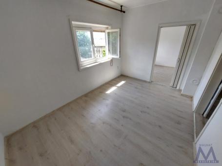 Novi Sad - Podbara, prodaje se jednoiposoban stan od 29m2,  odmah useljiv, uknjižen 1/1. 
Sastoji se
