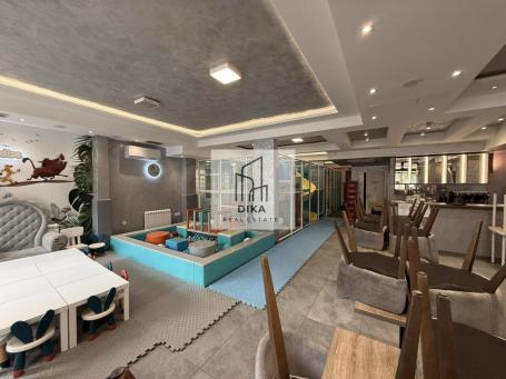 Izdaje se  lokal-poslovni prostor od 200m² u ulici Cara Dušana u Zemunu