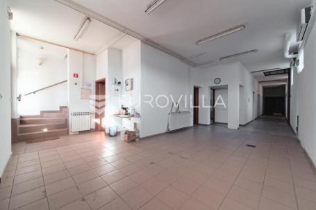 Osijek, Retfala, prodajemo protrano skladište površine 410 m²
