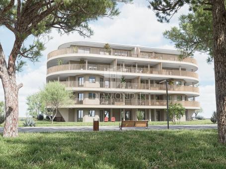 Umag, centar! Moderan stan s liftom!