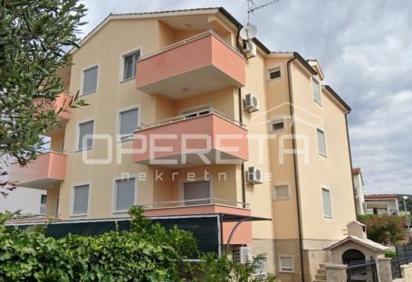 Stan s velikom terasom, 150 m od plaže – Rogoznica
