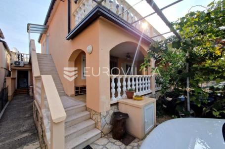 Vir, samostojeća kuća, 130 m od plaže s dva odvojena apartmana