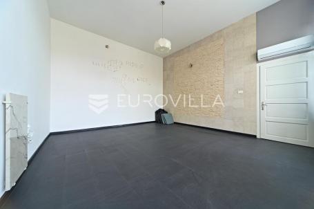 Osijek, Centar grada, iznajmljuje se poslovni prostor u secescijskoj zgradi, 96 m²