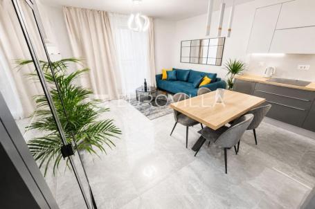 Split, Žnjan, namješten dvosoban stan s vrtom i garažnim mjestom