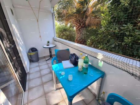 Stan Prizemni apartman s lođom i bazenom. Medulin. 