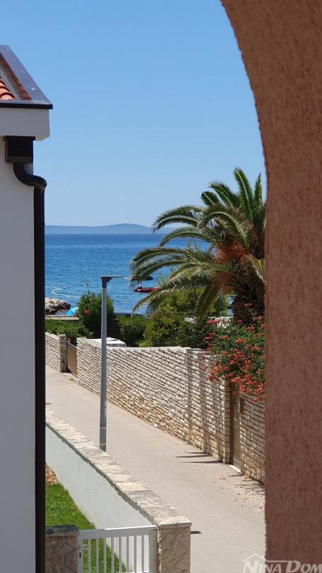 Južna strana otoka Vira 60 m. do plaže priključak vode i kanalazacije. 