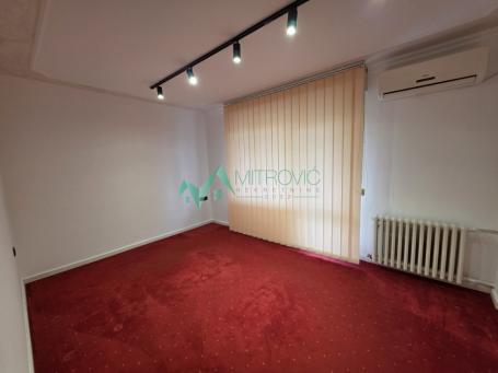 Izdavanje, Poslovni prostor, 73m2 , Spens