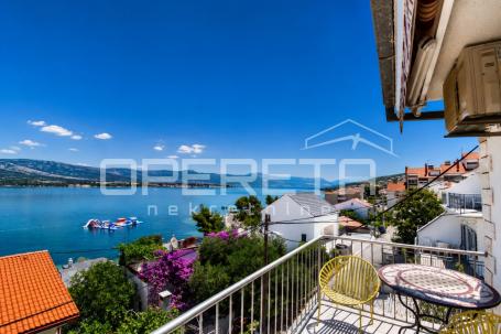 Trogir – 2S stan s pogledom na more, terasama i parkingom