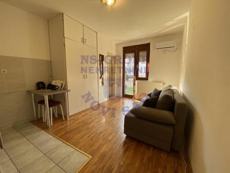  Funkcionalna i kompletno nameštena garsonjera od 18 m² na Novoj Detelinari. 