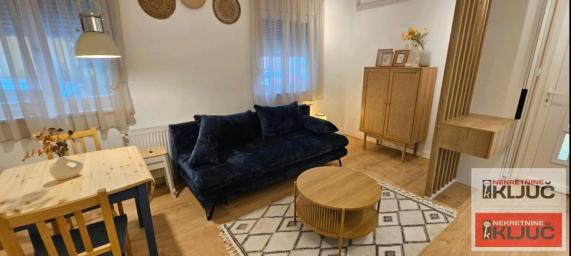 CENTAR IZDAJE SE MODERAN APARTMAN SA PARKING MESTOM
