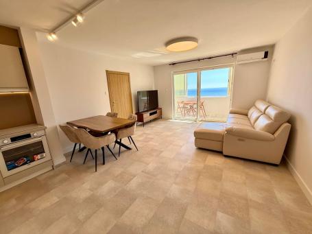 LUKSUZAN JEDNOSOBAN STAN 45 m² SA OTVORENIM POGLEDOM NA MORE – SVETI STEFAN, BUDVA | MOGUĆNOST PLAĆA