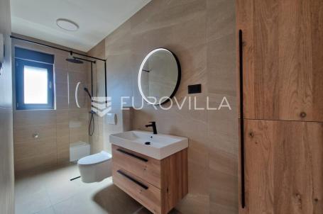Vir, novogradnja, trosobni apartman s vrtom
