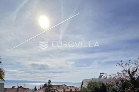 Split, Bačvice, dvosoban stan s dvorištem i pogledom na more