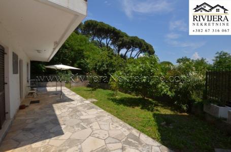 Prodaja jednosoban stan sa dvoristem Herceg Novi 