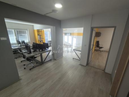 Izdavanje, Poslovni prostor, 300m2 , Centar