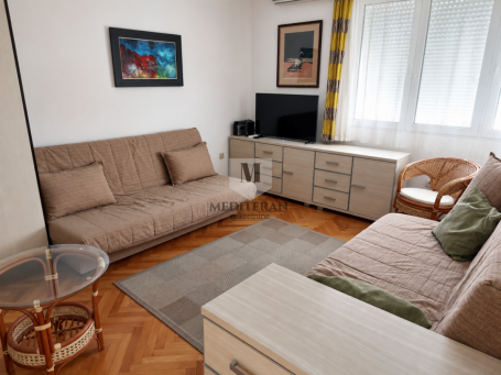 Savina, renoviran i potpuno opremljen stan površine 33m² u stambenoj zgradi. 