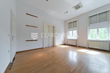 Osijek, Centar grada, prodaje se poslovni prostor u secescijskoj zgradi, 200 m²