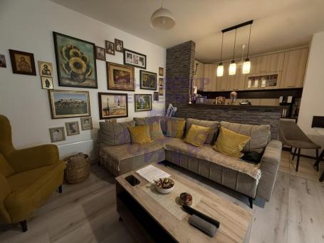 Prelep trosoban duplex stan u samom centru grada. 