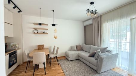 Prodaja novog, moderno opremljenog jednosobnog apartmana 43m² – Bečići, Budva