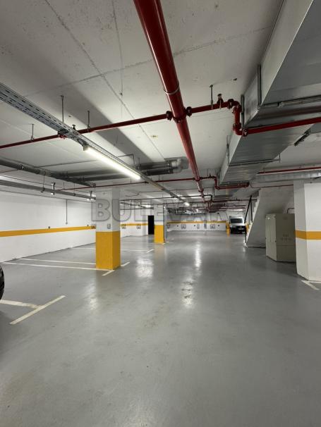 Izdaje se garažno mesto u centru grada