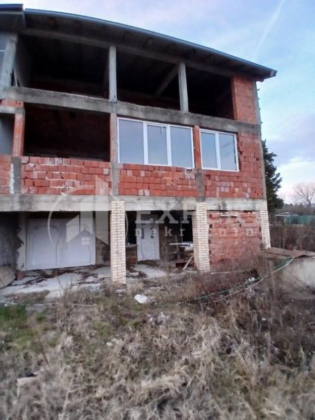 Plac 643m2 sa objektom u izgradnji 360m2