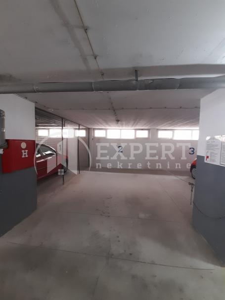Izdaje se garažno mesto u podzemnoj garaži, 18m2