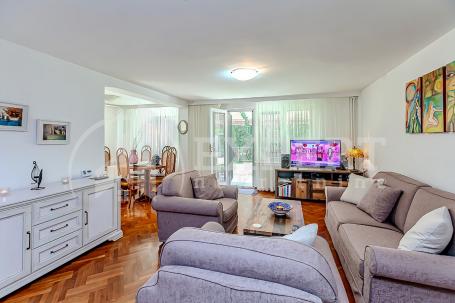 Kuća sa 3 stambene jedinice i 2 garaže, parcela 484m²