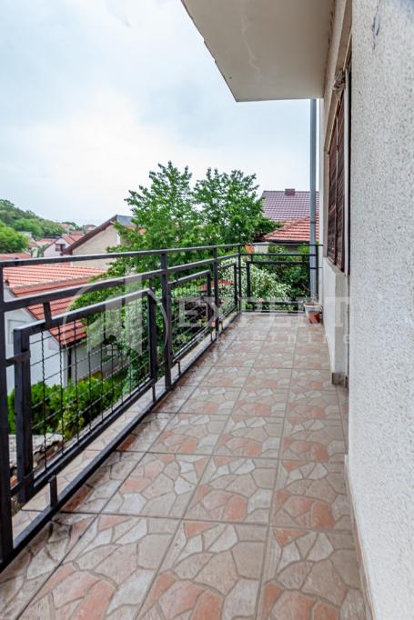 Na prodaju dvospratna porodična kuća