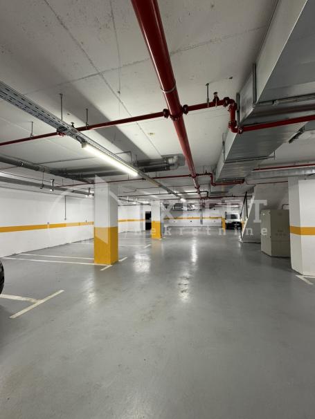 Izdaje se garažno mesto u centru grada