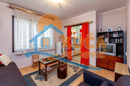 Deo kuće u blizini Doma zdravlja, 131m2